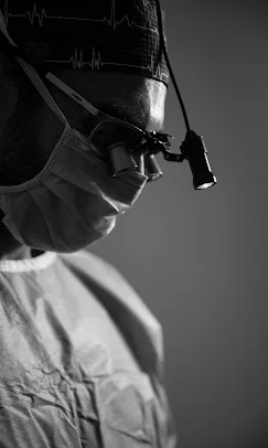 Le Dr Gonzalez au bloc opératoire, loupes chirurgicales