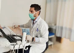 Le Dr Gonzalez réalisant une échographie vasculaire